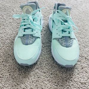 Nike Air Huarache size 9.5